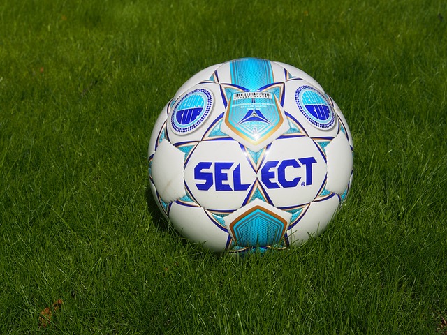 英媒：维拉计划冬窗报价齐尔克泽，但曼联想将他卖到国外联赛.